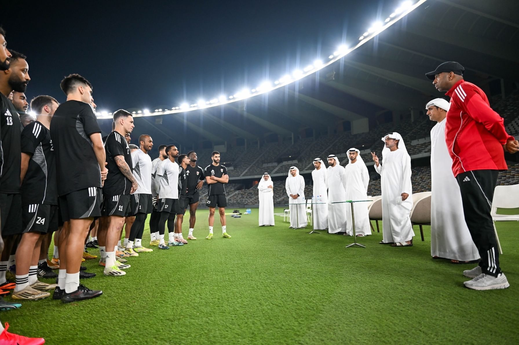 الشيخ حمدان بن مبارك يشهد تدريبات المنتخب الإماراتي استعداداً لمواجهة العراق في تصفيات مونديال 2026
