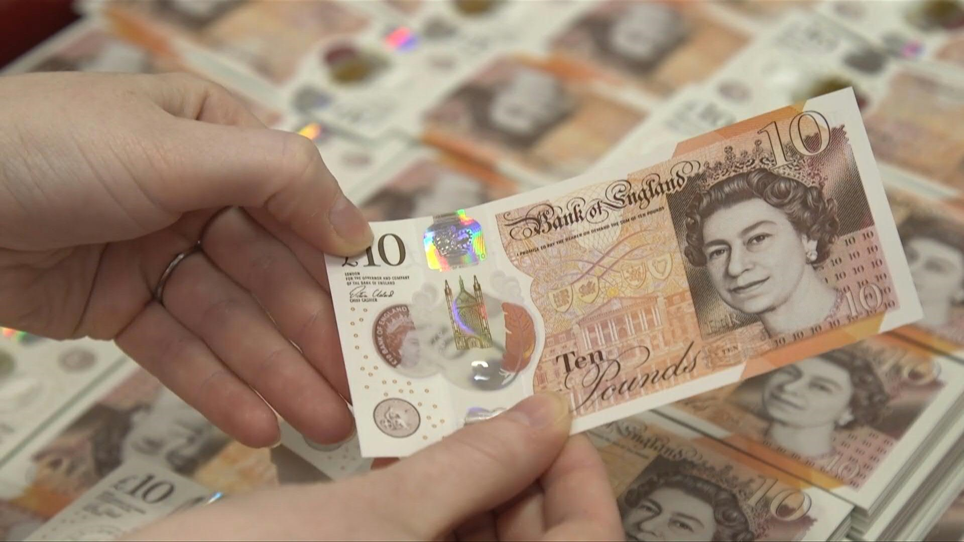 تراجع الجنيه الاسترليني أمام الدولار واليورو وسط تقلبات مالية عالمية
