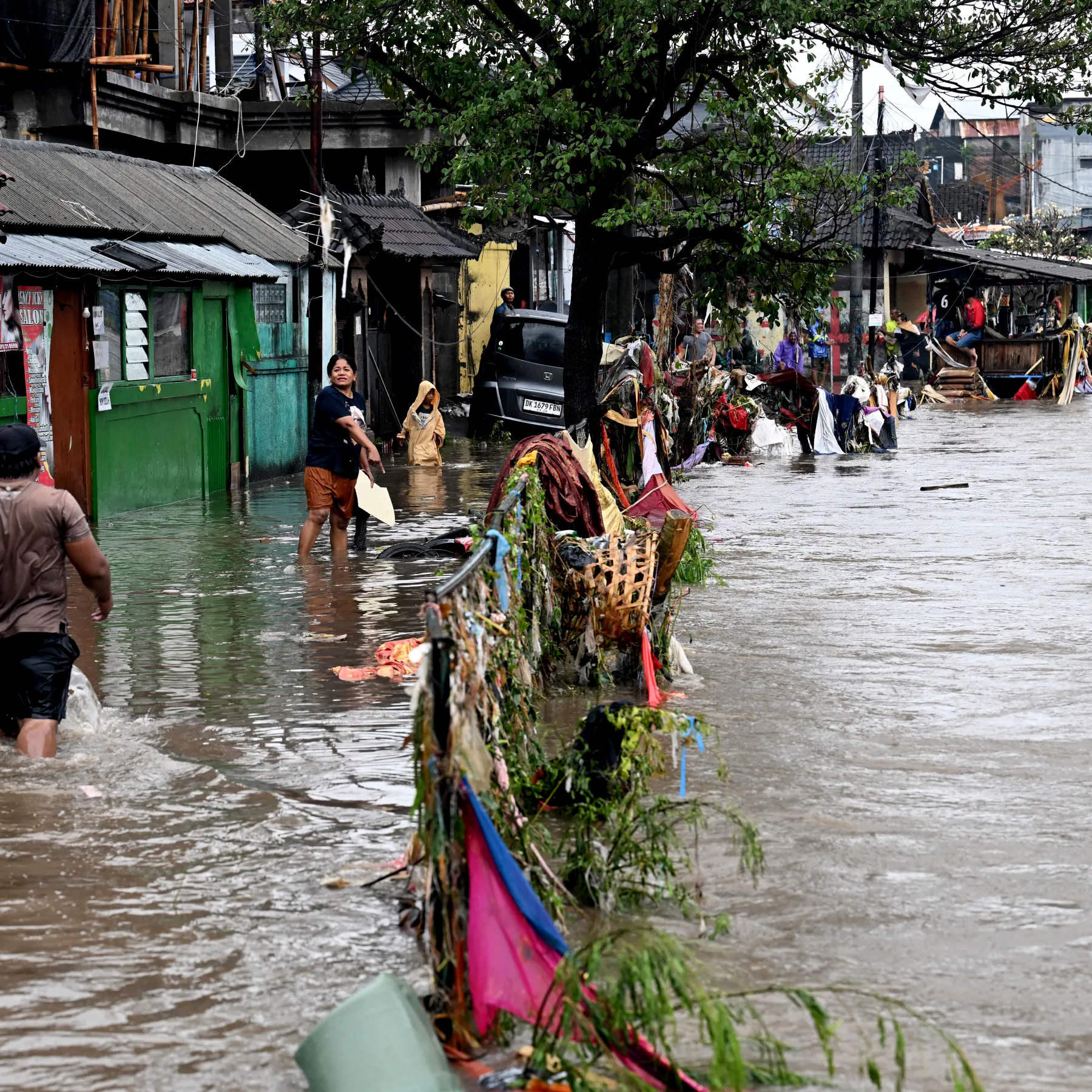 إندونيسيا.. ارتفاع حصيلة الفيضانات والانهيارات الأرضية في سومطرة إلى 883 قتيلاً مع استمرار عمليات البحث عن المفقودين