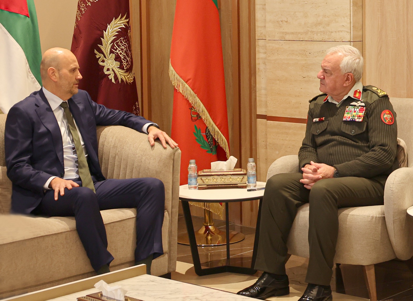 الحنيطي يبحث مع بعثة الصليب الأحمر تعزيز التعاون الإنساني