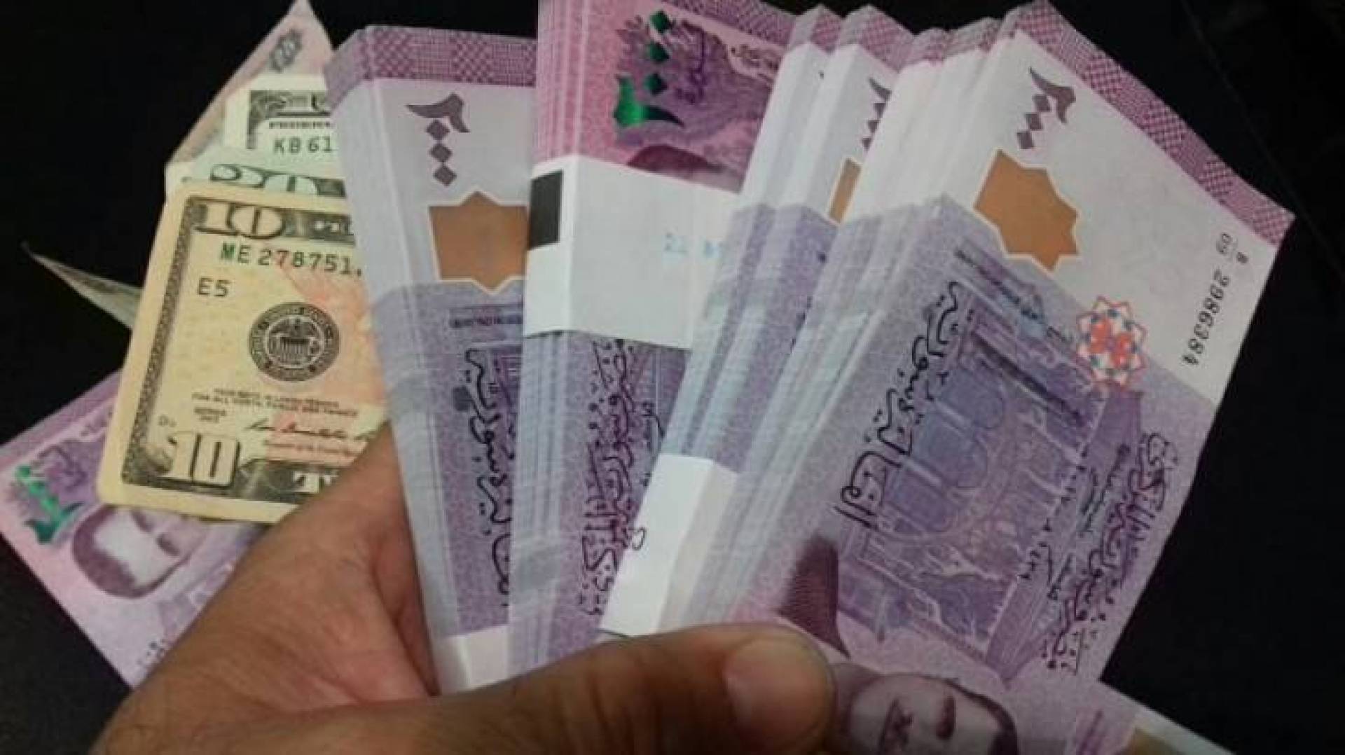سوريا تُغلق المصارف أسبوعاً تمهيداً لتبديل العملة وطرح ليرة جديدة مطلع 2026