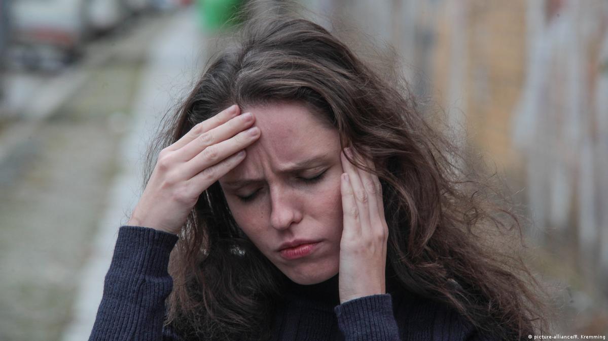 لماذا تصاب النساء بالصداع النصفي أكثر من الرجال؟ طبيب أعصاب يوضح