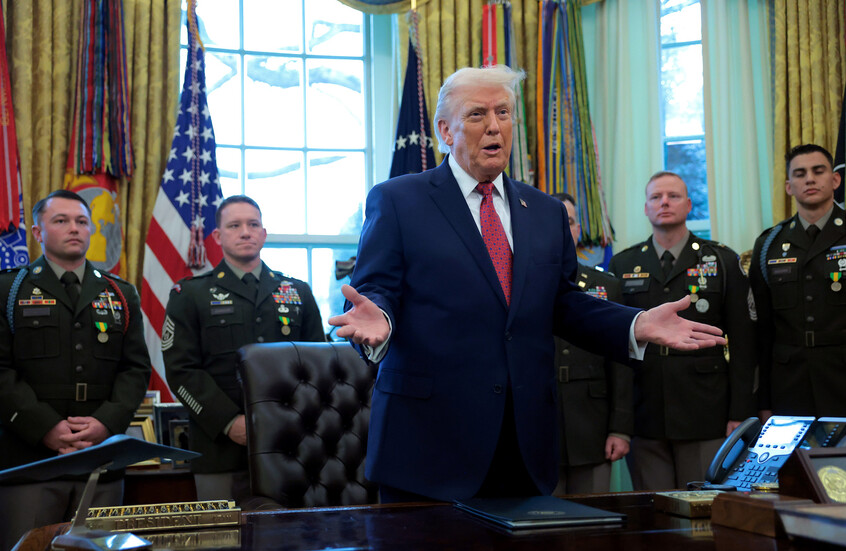 ترامب يضع أعلامًا متعددة في المكتب البيضاوي بالبيت الأبيض