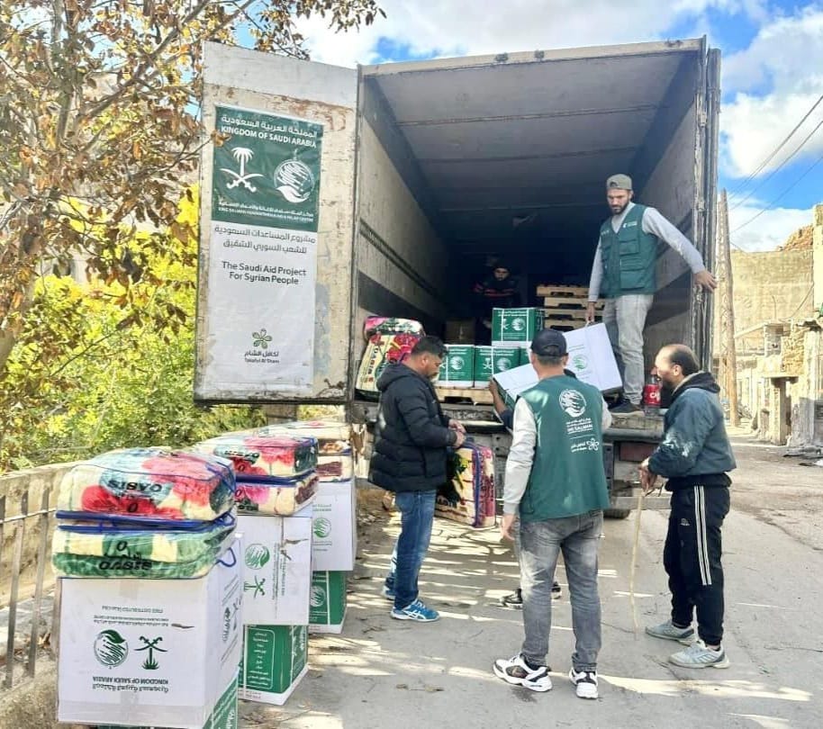 سلال غذائية سعودية تصل إلى نازحي بيت جن في ريف دمشق