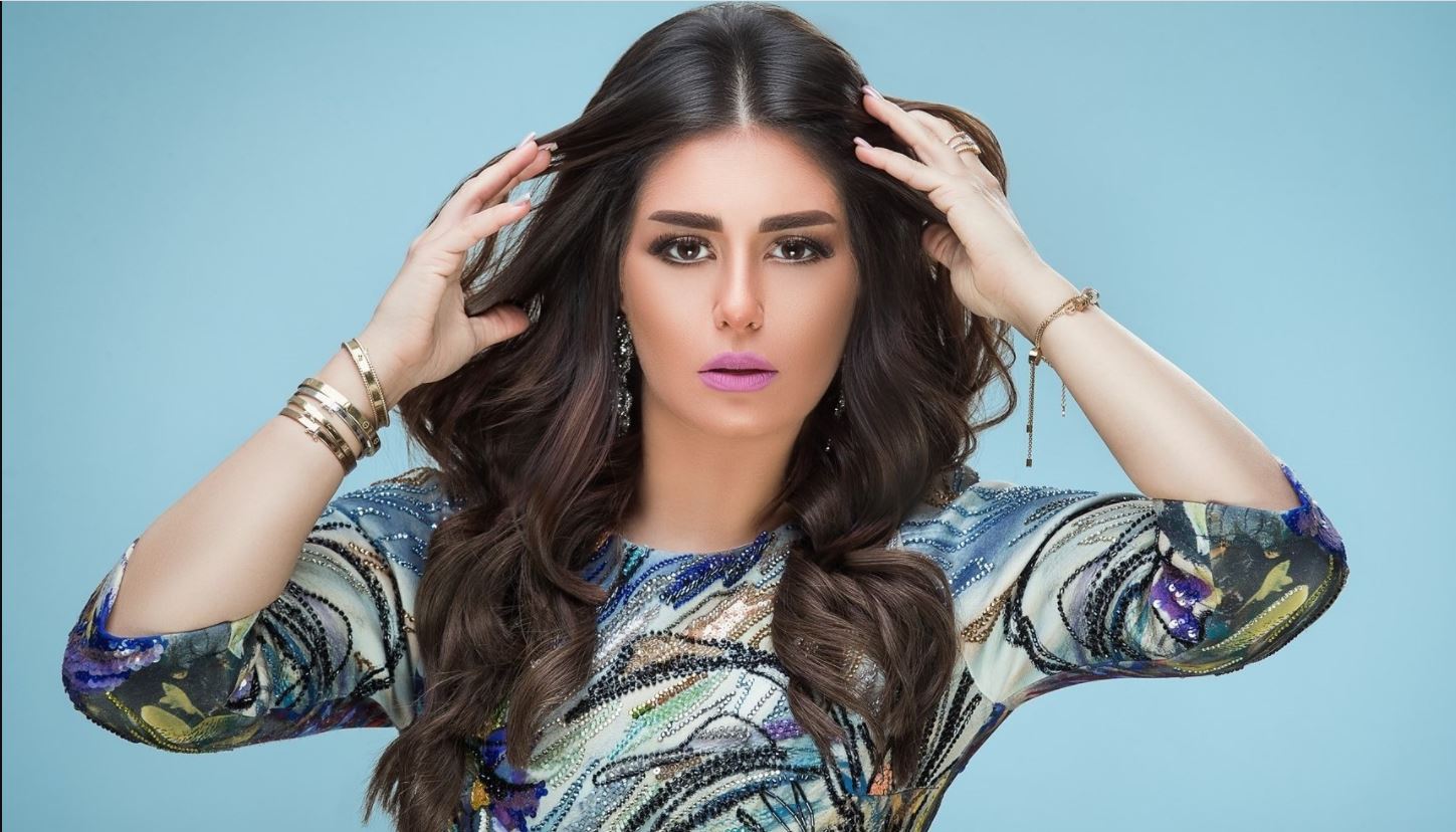 منة فضالي: قراراتي الدينية نابعة من قناعة… وقد أعتزل وأسافر إذا ارتديت الحجاب