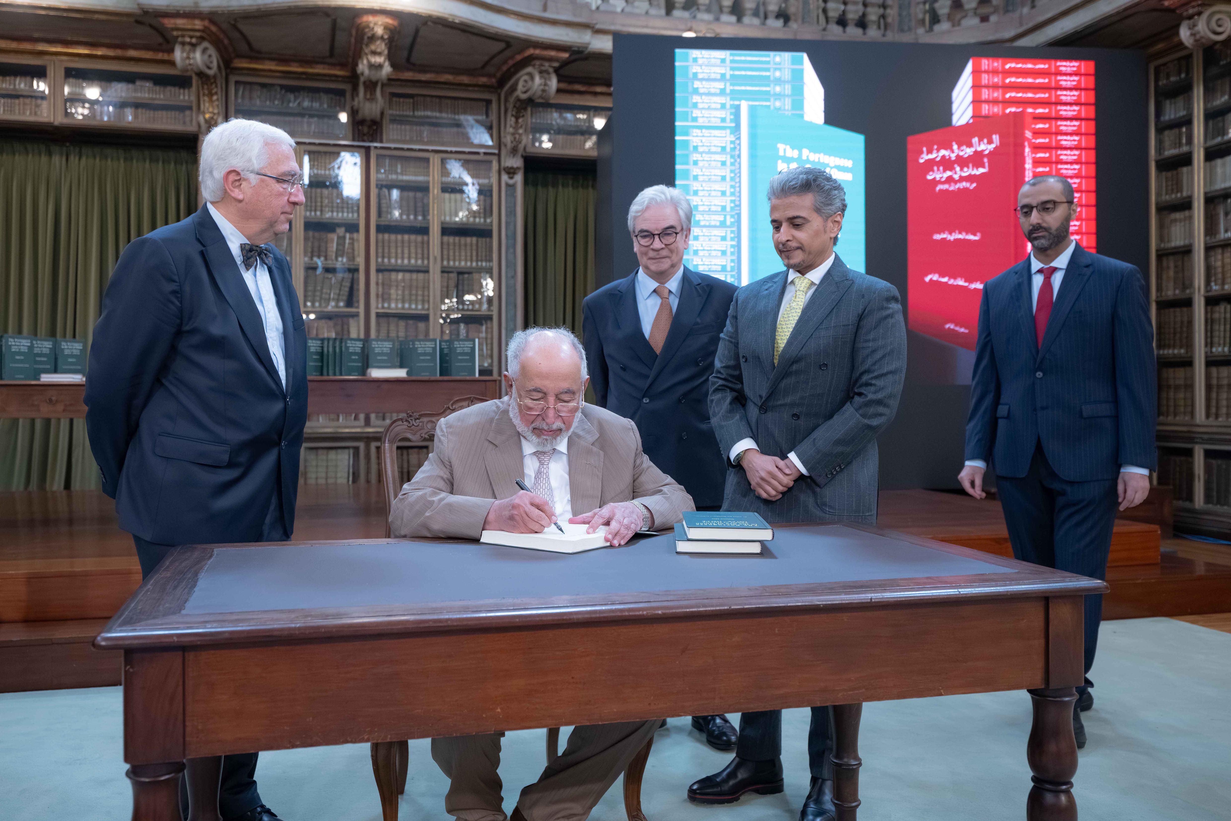 حاكم الشارقة يُطلق النسخة البرتغالية لموسوعته التاريخية الضخمة "البرتغاليون في بحر عُمان"