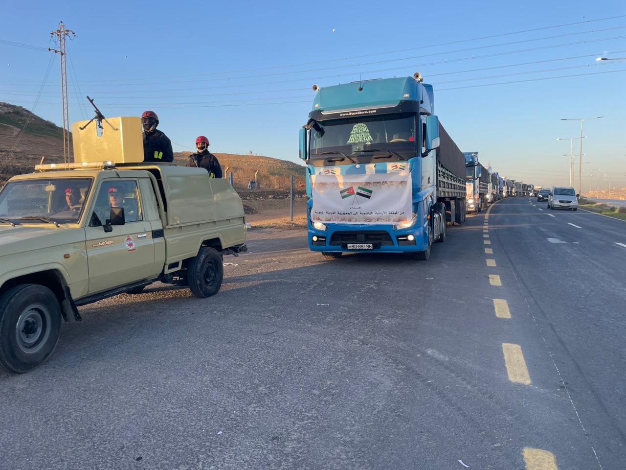 القوات المسلحة الأردنية تُسيّر قافلة مساعدات إنسانية إلى سوريا بتوجيهات ملكية