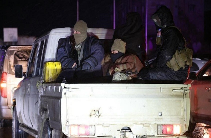 قسد": حادثة تصوير المقاتل بجانب جثث الجيش السوري فردية واتخذت الإجراءات القانونية