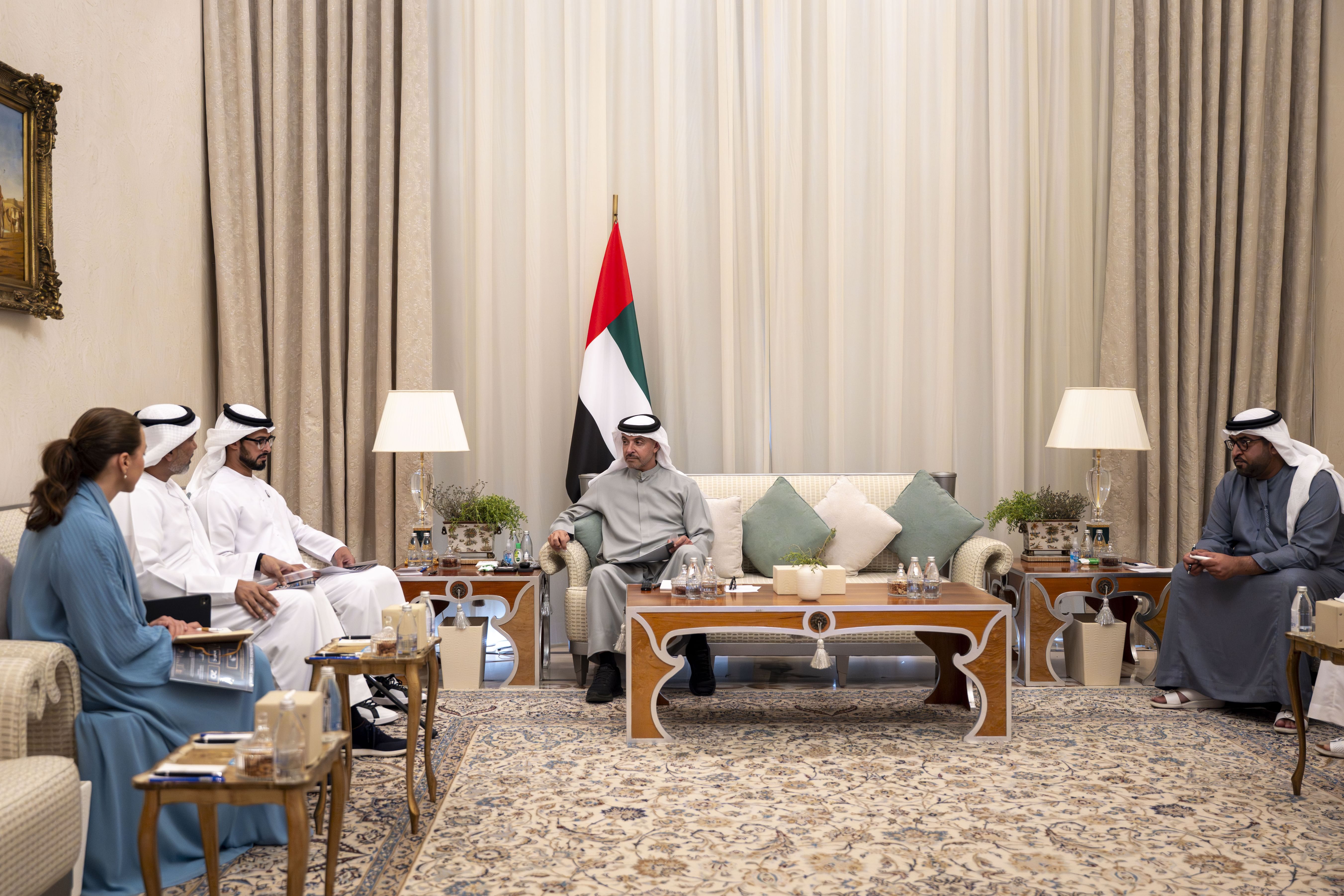 هزاع بن زايد يستعرض مع «العالمية القابضة» و«2 بوينت زيرو» خططاً استثمارية تدعم الاقتصاد المستقبلي