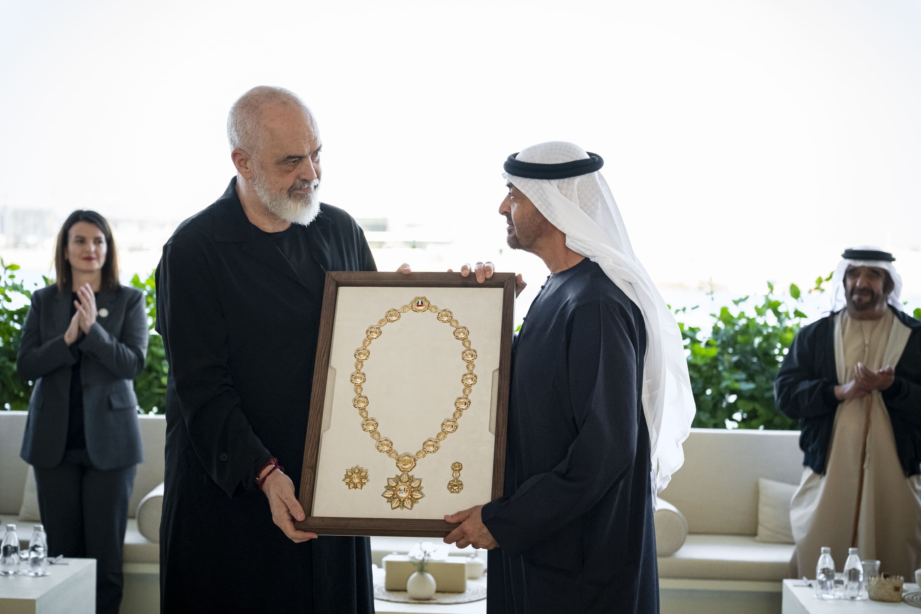 صاحب السمو الشيخ محمد بن زايد يمنح رئيس وزراء ألبانيا "وسام زايد" خلال زيارته لأبوظبي