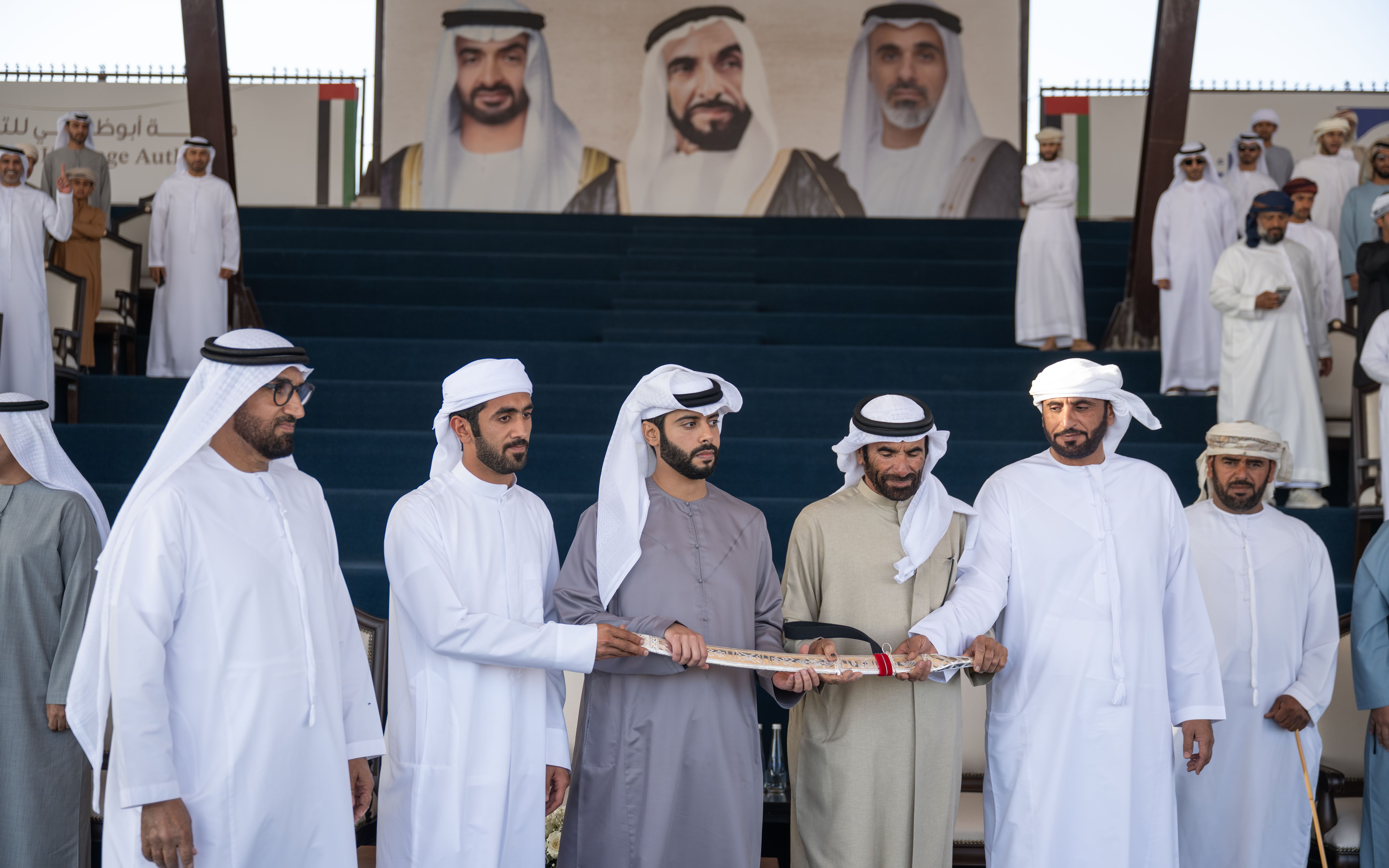 هزاع بن حمدان بن زايد يتوج الفائزين في ختام مزاينات الإبل بمهرجان الظفرة