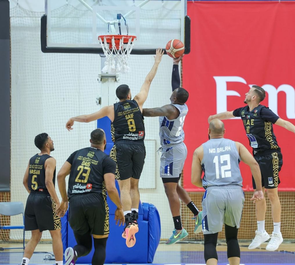 سلة الإمارات تواصل التألق وتنفرد بصدارة مجموعتها في بطولة دبي الدولية