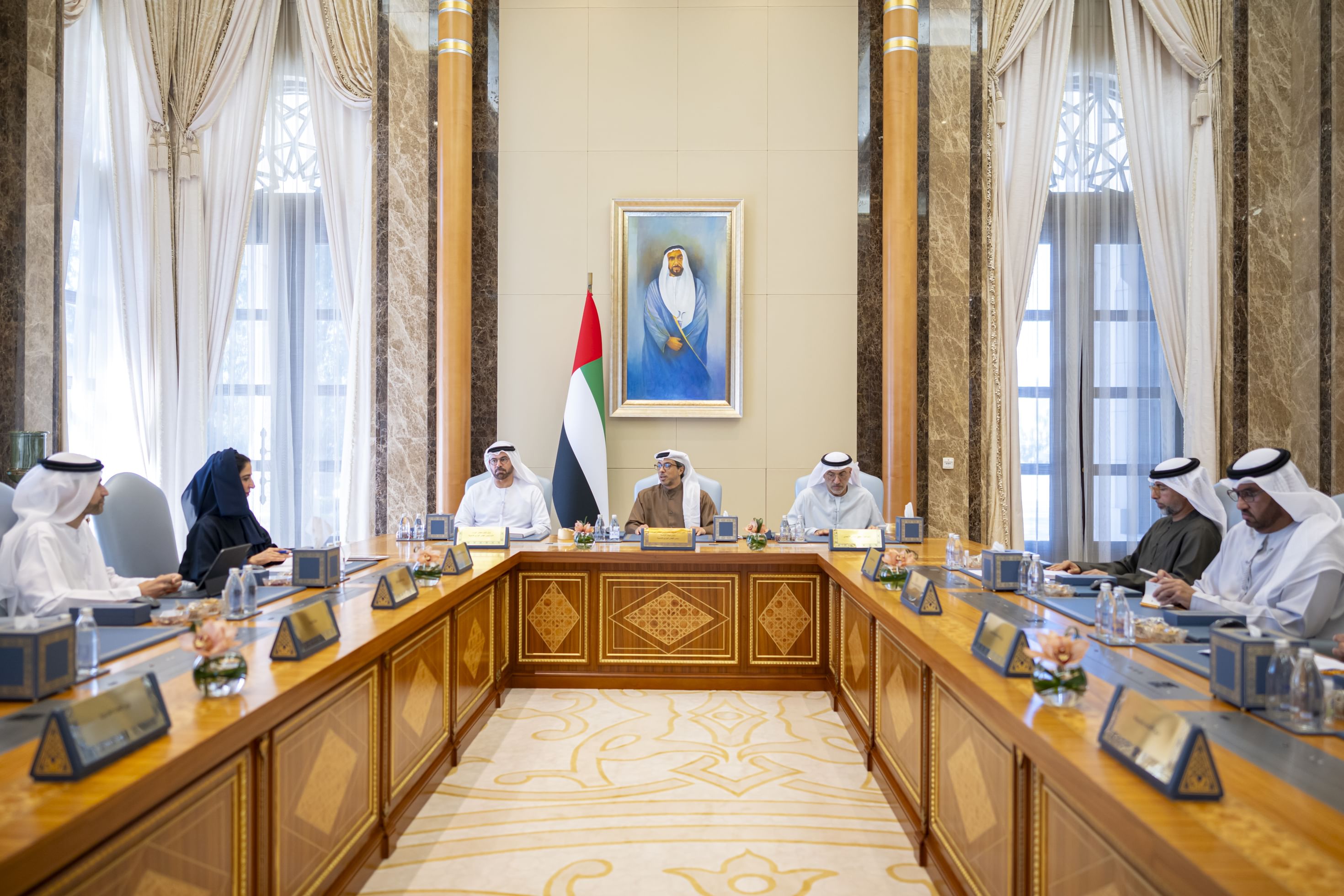 منصور بن زايد يترأس اجتماع المجلس الوزاري للتنمية في قصر الوطن