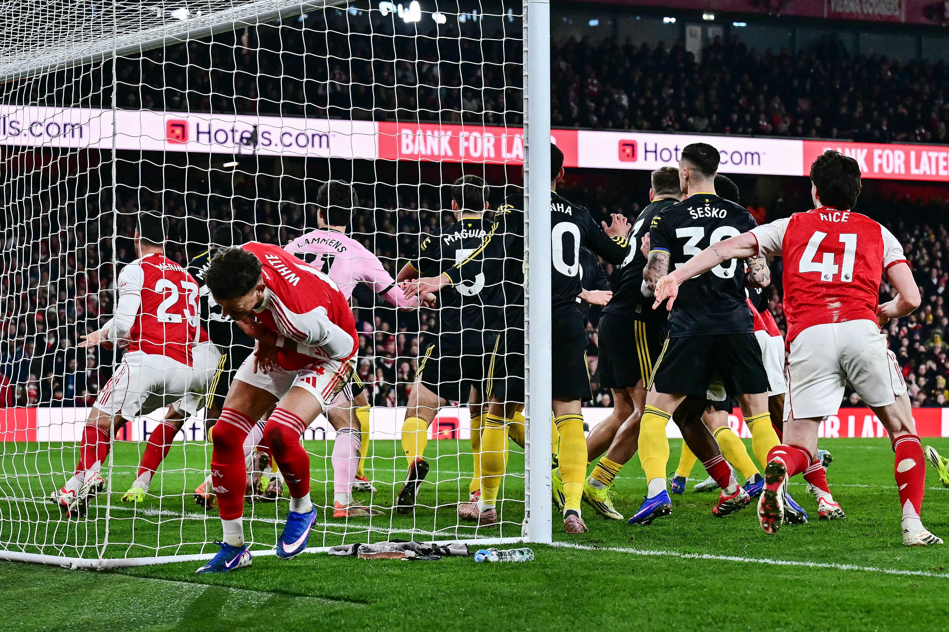 مانشستر يونايتد يقلب الطاولة على أرسنال بثلاثية مثيرة في الإمارات