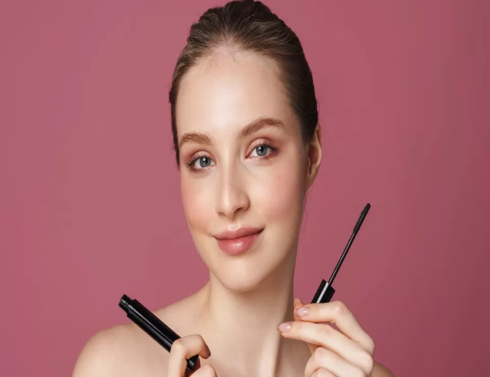 الماسكارا السوداء تحتفظ بسحرها رغم تنوع الألوان