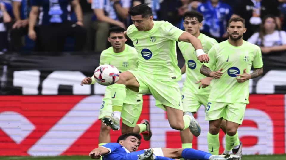 برشلونة يحقق انتصاراً مريحاً على ألافيس بفضل تألق ليفاندوفسكي