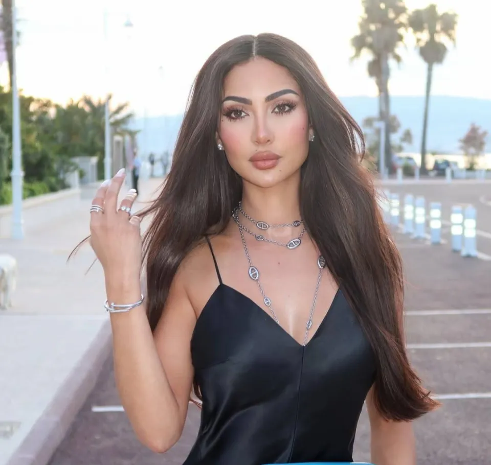 نور الغندور تتألق بإطلالة أنيقة بالفستان الأسود