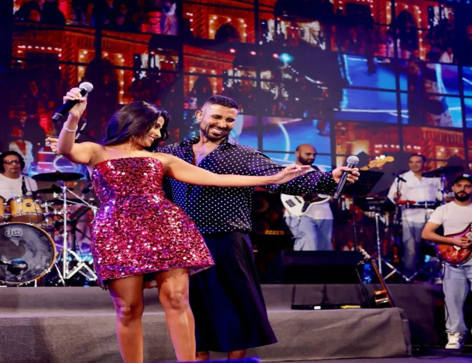 ملابس أحمد سعد تثير سخرية الجمهور في "ليالي مراسي": "تشبه ملابس الجدّات!"