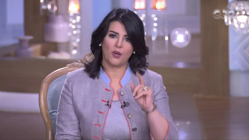 "معكم منى الشاذلي" يوضح حقيقة لوحات مها الصغير ويعتذر للفنانين
