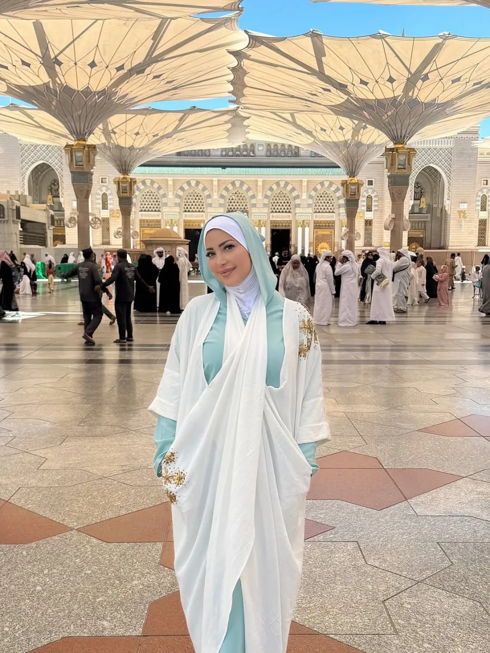 نسرين طافش تفاجئ جمهورها بإطلالة محتشمة من المسجد النبوي