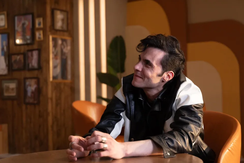 أمير عيد يقدم أغنية "نقطة بيضا" في الحلقة السابعة من مسلسل مملكة الحرير