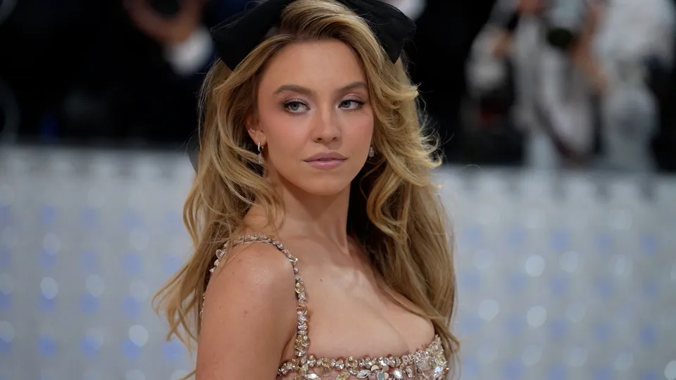 الممثلة سيدني سويني تعبر عن اهتمامها بالمشاركة في مشروع "باربي" المقبل مع مارجوت روبي