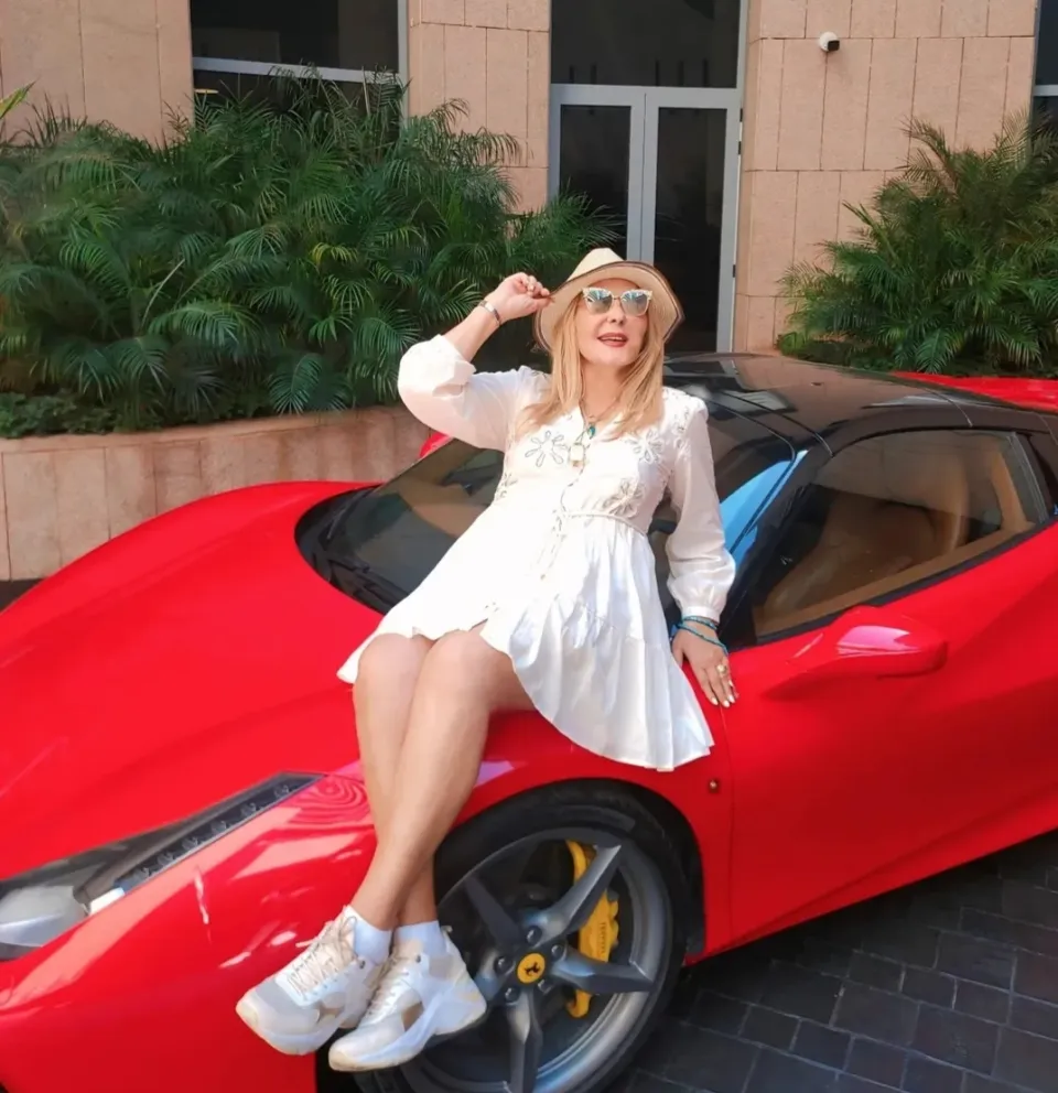 نادية الجندي تخطف الأنظار بإطلالة شبابية أثناء عطلتها الصيفية