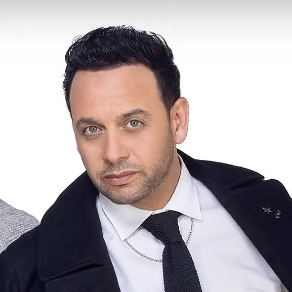 الفنان مصطفي قمر يبارك لـ عمرو دياب بخفة دم على ألبومه الجديد