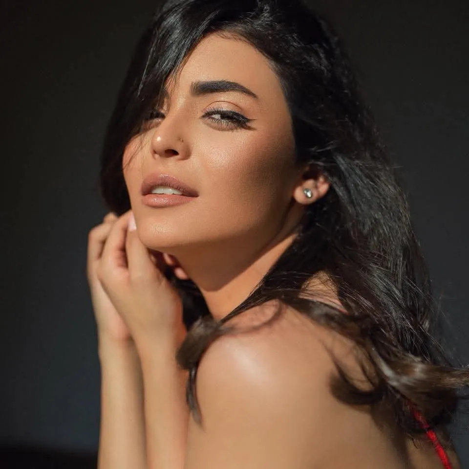 أسماء جلال تقاضي مصفف شعرها بسبب تصريحه «تسريح شعرها حرام»