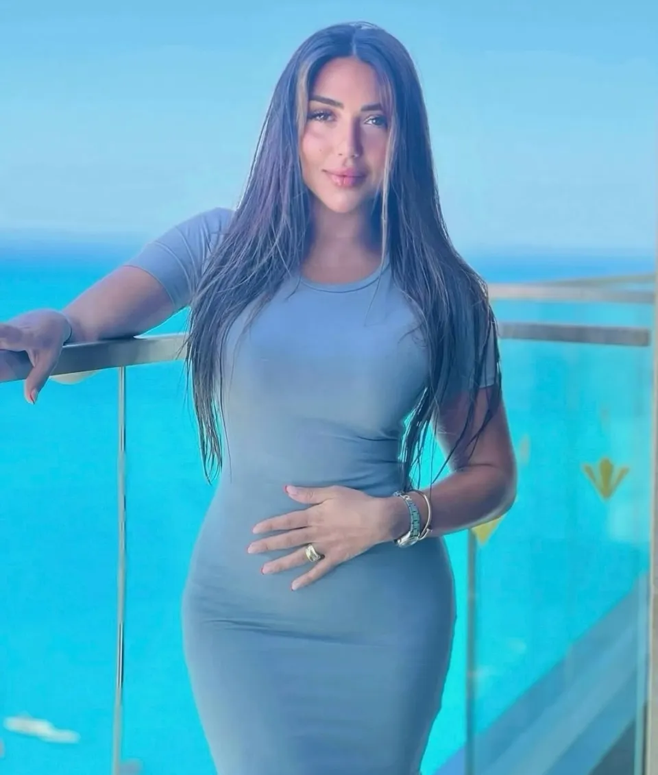 سارة سلامة تثير الجدل في آخر ظهورها من شرفة عالية على البحر