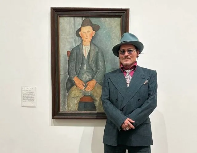 جوني ديب يفاجئ جمهوره بإطلاق معرض فني بعنوان "دع النور يدخل" يجسد مشاعره العاطفية