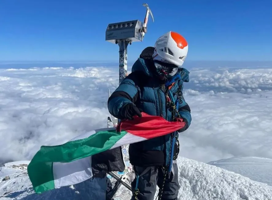 فاطمة العوضي تدخل التاريخ كأصغر إماراتية تتسلق قمة جبل إلبروس في أوروبا