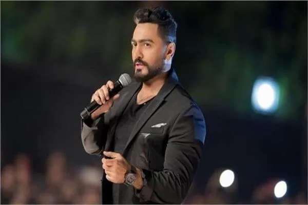 معجبة تقتحم مسرح تامر حسني في الساحل الشمالي وتضعه في موقف محرج معجبة تقتحم مسرح تامر حسني في الساحل الشمالي وتضعه في موقف محرج