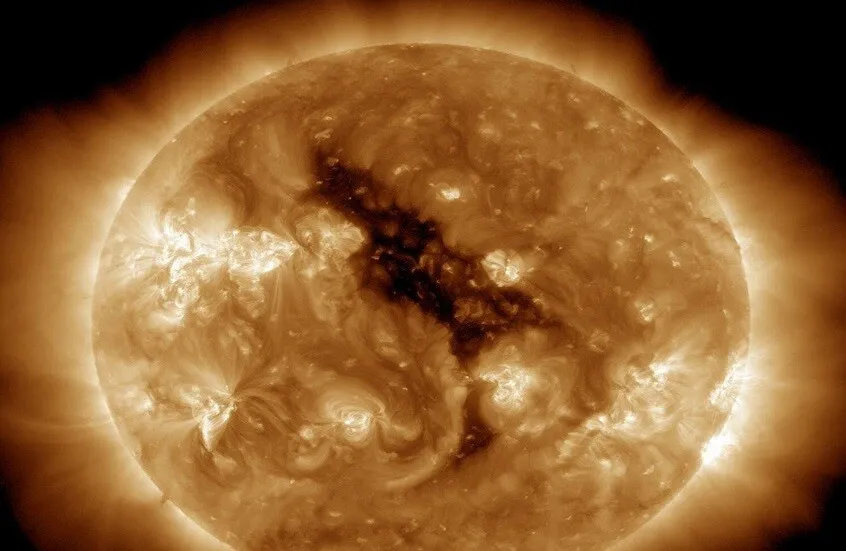 تحذير روسي من اتساع ثقب إكليلي ضخم على الشمس