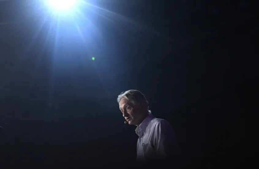 "عرّاب الذكاء الاصطناعي" يحذر: هذه التكنولوجيا قد تنهي وجود البشر