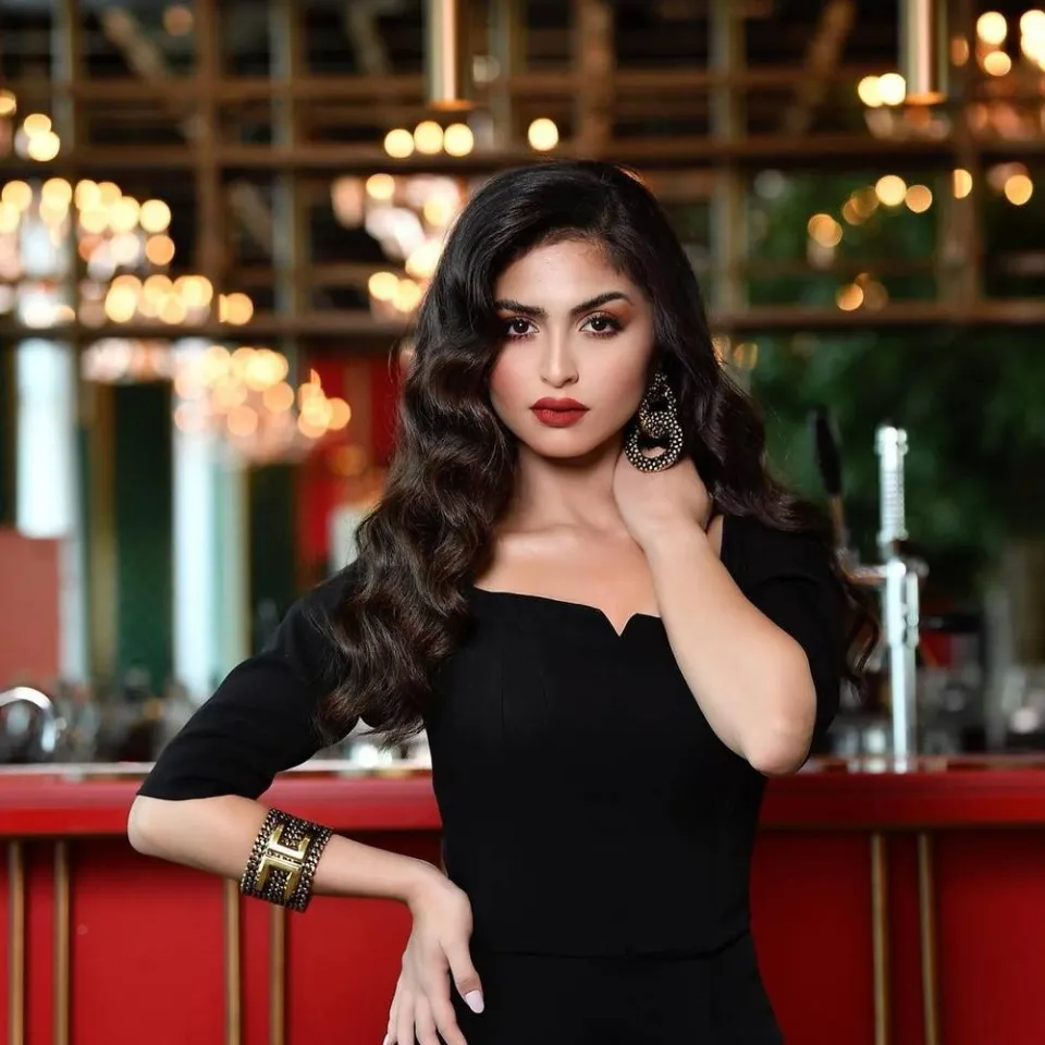 أبهرت النجمة البحرينية حلا الترك جمهورها على مواقع التواصل الاجتماعي بعد نشرها مقطع فيديو وهي تؤدي أغنية "سهر الليالي" للسيدة فيروز باللهجة اللبنانية، بصوت دافئ وأداء مميز لاقى تفاعلًا واسعًا من متابعيها. وعلّقت حلا على الفيديو قائلة: "هذا الفيديو صوّرته من زمان بس حبيت أنزّله ريل أنستقرام، أحس من زمان ما سمعتوني أغني، وهل المرة اخترت أغني لسيدة الصباح فيروز".  الأغنية الشهيرة من كلمات وألحان الفنان الراحل إلياس الرحباني، وقدّمتها حلا بأسلوب أثار الإعجاب والإشادة من قبل المتابعين والنقاد، خاصة لما حمله من إ