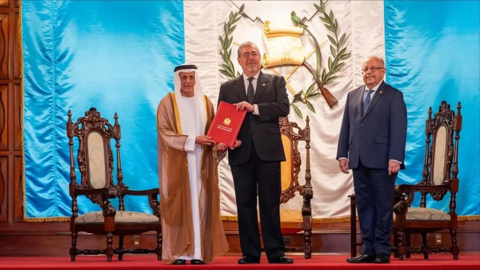 سفير الإمارات يقدم أوراق اعتماده لرئيس غواتيمالا لتعزيز العلاقات الدبلوماسية