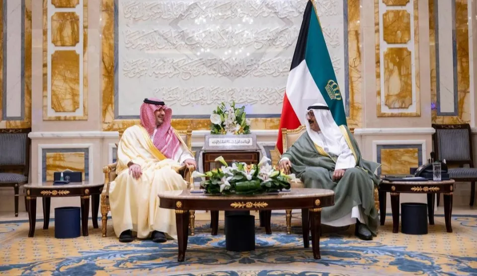 أمير الكويت يستقبل الأمير عبدالعزيز بن سعود في لقاء رسمي لتعزيز التعاون الثنائي
