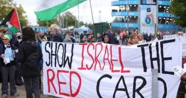 جماهير مانشستر سيتي تهاجم إسرائيل في ديربي مانشستر تضامنًا مع غزة جماهير مانشستر سيتي تهاجم