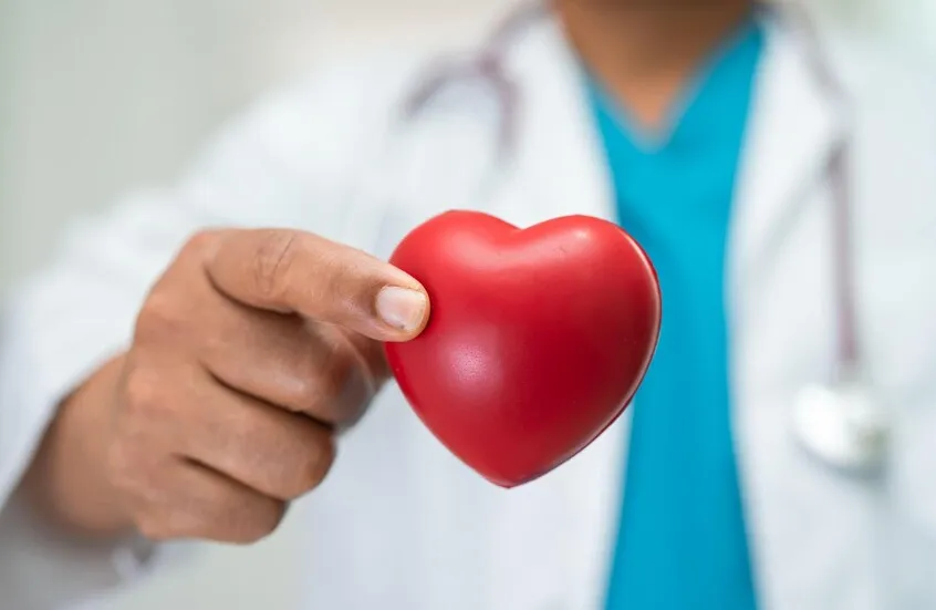 وأشارت المجلة إلى أن العلماء، وخلال الدراسة، قاموا بتحليل بيانات أكثر من 21 ألف شخص من البنك الحيوي البريطاني، حيث درسوا حالة القلب والشرايين لديهم، إضافة إلى معدلات السمنة. وتوصل الباحثون إلى أن الوزن الزائد ليس العامل الوحيد المؤثر في شيخوخة القلب، بل يلعب توزع الدهون في مناطق الجسم المختلفة دورا حاسما. واستخدم العلماء تقنيات التعلم الآلي والذكاء الاصطناعي لتقدير ما يُعرف بـ "العمر القلبي" للشخص، أي الفرق بين عمره الفعلي وحالة قلبه وأوعيته الدموية. وأظهرت النتائج أن الدهون الحشوية (المحيطة بالأعضاء الداخلية)، والتسلل الدهني للعضلات، وكذلك الدهون المتراكمة في الكبد، تعد من أبرز العوامل التي تسرّع عملية شيخوخة القلب والجهاز الوعائي لدى كل من الرجال والنساء. وأشارت المجلة إلى أن العلماء، وخلال الدراسة، قاموا بتحليل بيانات أكثر من 21 ألف شخص من البنك الحيوي البريطاني، حيث درسوا حالة القلب والشرايين لديهم، إضافة إلى معدلات السمنة. وتوصل الباحثون إلى أن الوزن الزائد ليس العامل الوحيد المؤثر في شيخوخة القلب، بل يلعب توزع الدهون في مناطق الجسم المختلفة دورا حاسما. واستخدم العلماء تقنيات التعلم الآلي والذكاء الاصطناعي لتقدير ما يُعرف بـ "العمر القلبي" للشخص، أي الفرق بين عمره الفعلي وحالة قلبه وأوعيته الدموية. وأظهرت النتائج أن الدهون الحشوية (المحيطة بالأعضاء الداخ