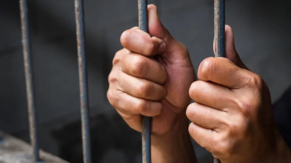 الإسكندرية: القبض على شاب اعتدى على شقيقته بسبب الطعام الإسكندرية: القبض على شاب اعتدى على شقيقته بسبب الطعام
