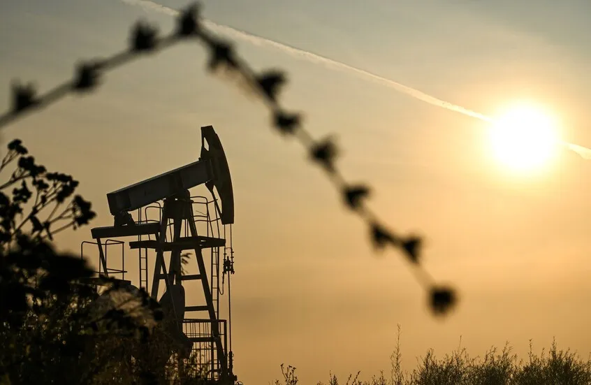 تراجع طفيف لأسعار النفط مع متابعة المستثمرين لمحادثات التجارة العالمية