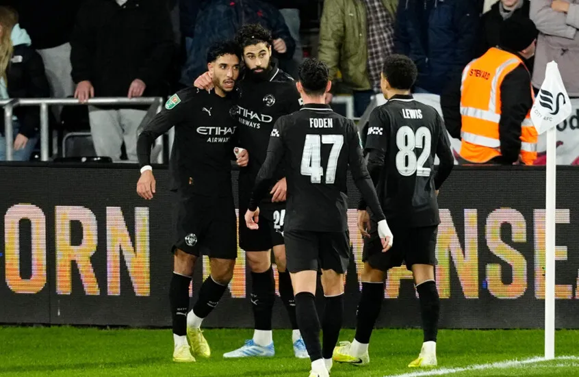هدف عالمي لمرموش يقود مانشستر سيتي لعبور سوانسي في كأس الرابطة