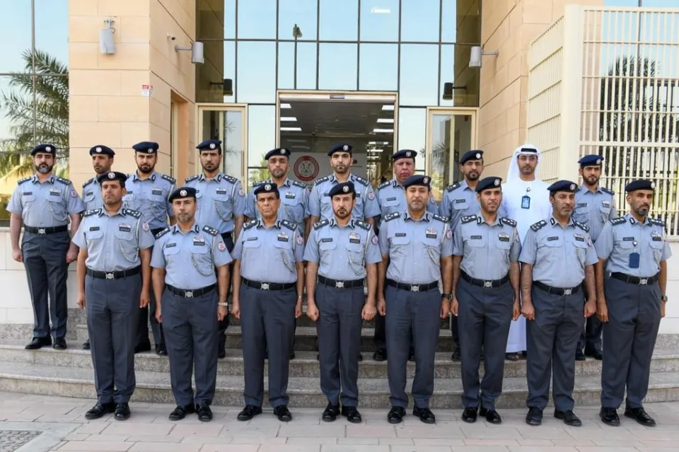 قائد شرطة أبوظبي يتفقد مركز فلج هزاع ويشيد بتطوير الخدمات الشرطية