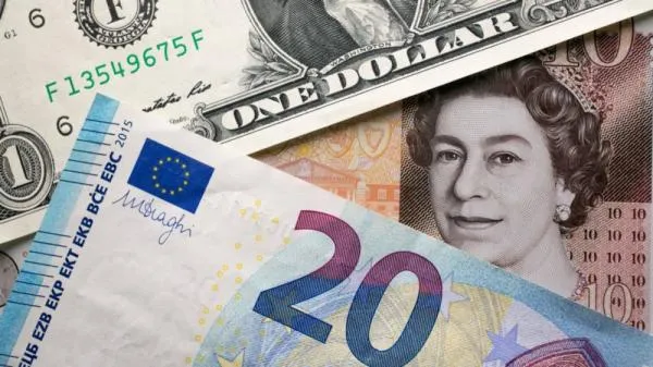 الجنيه الإسترليني يتراجع أمام الدولار واليورو وسط حذر الأسواق العالمية