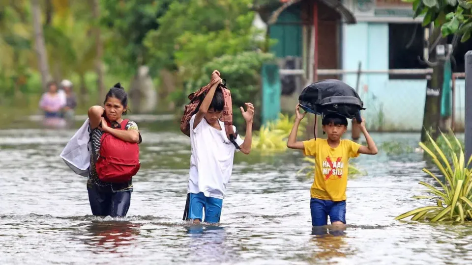 الفلبين تُخلي أكثر من 100 ألف شخص تحسباً لإعصار "فونج وونج" المدمر