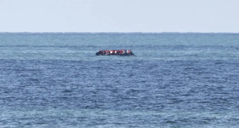 مئات المفقودين بعد غرق قارب قبالة السواحل الماليزية