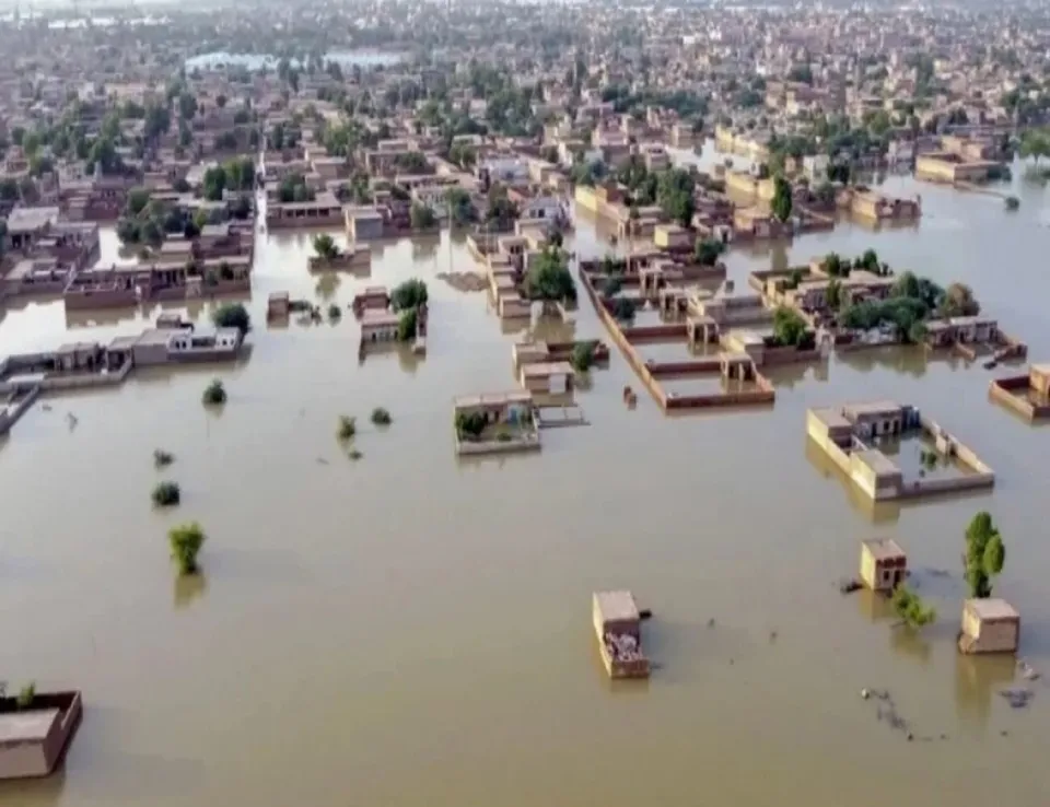 19 قتيلًا و24 مفقودًا في فيضانات مدمرة تضرب سومطرة وانقطاع كامل للاتصالات والكهرباء