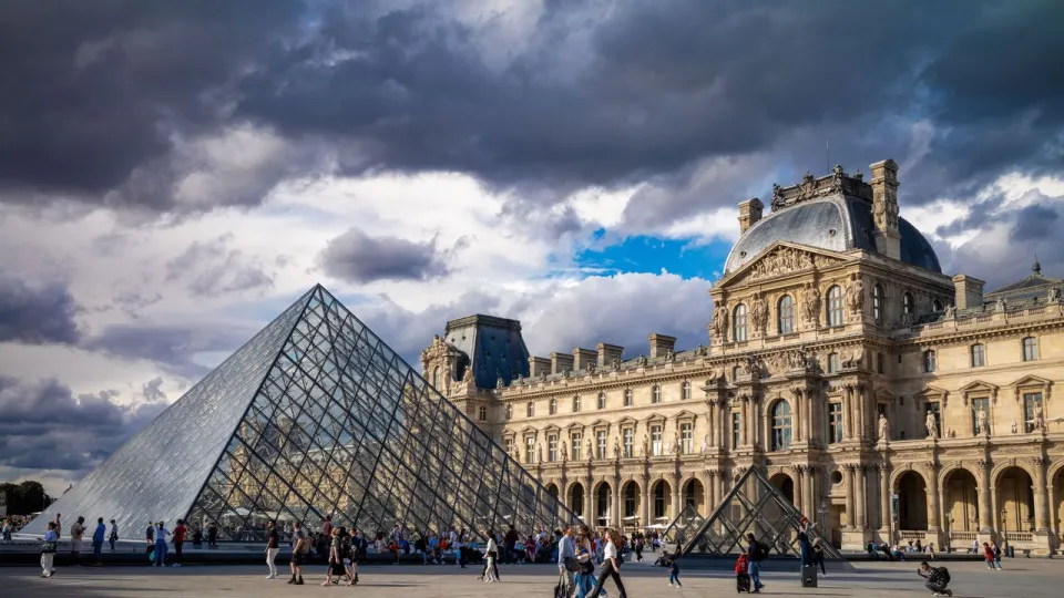 متحف اللوفر يعلن إجراءات أمنية مشددة بعد سرقة المجوهرات الملكية