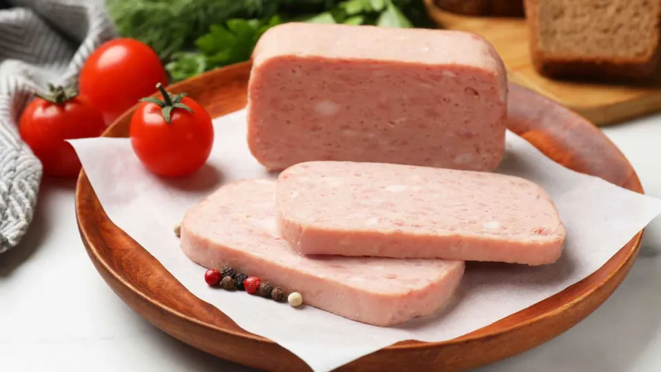 اللانشون.. الخطر الصامت في السندويشات!